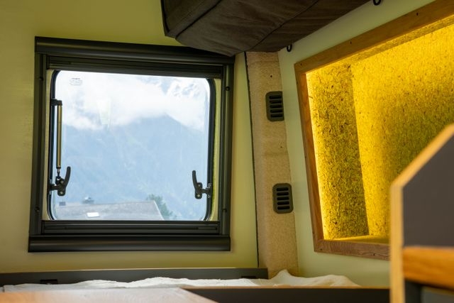 Blick aus dem Heckfenster auf die schweizer Alpen. Die Longsleeper sind zu sehen.