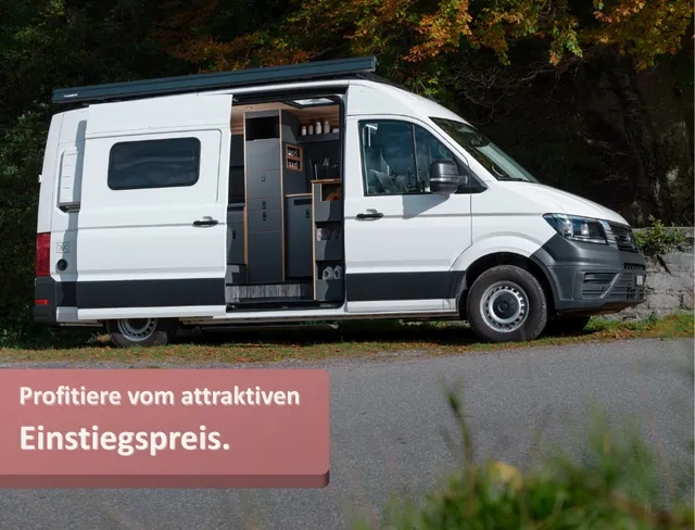 Kleinserie Patgific von Cocoon Vans in der aussenansicht. Ein weisser VW Crafter mit geöffneter Schiebetür die den Blick auf einen Teil der Küchen freigibt