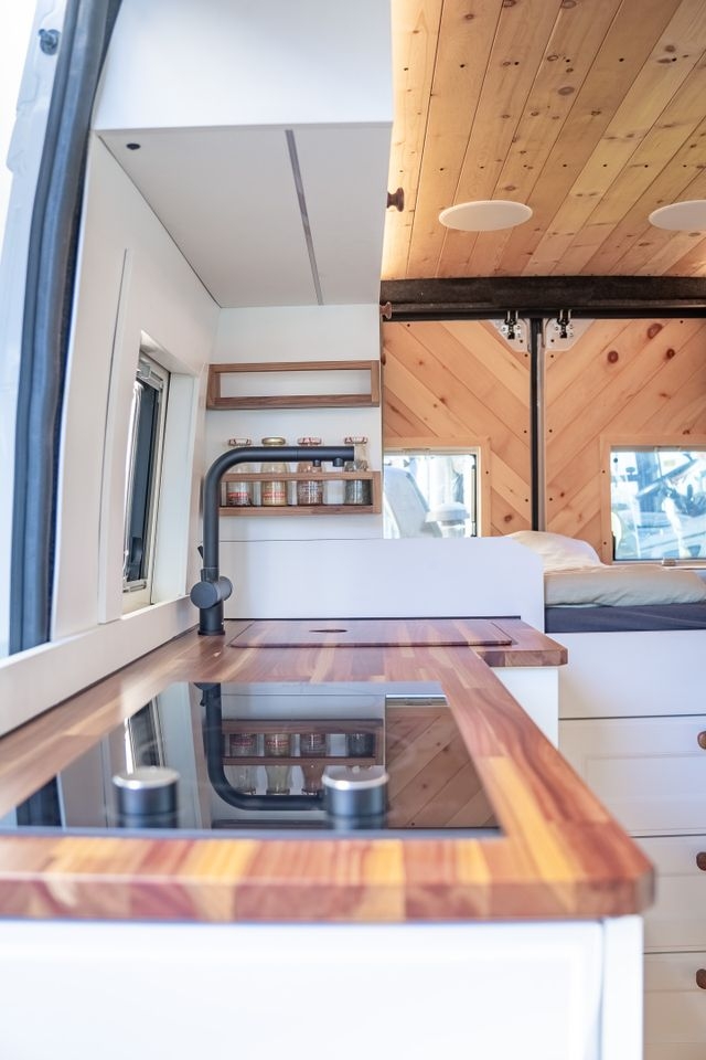 Küchenmöbel Oberfläche aus Zwetschgenholz Cocoon Vans GmbH