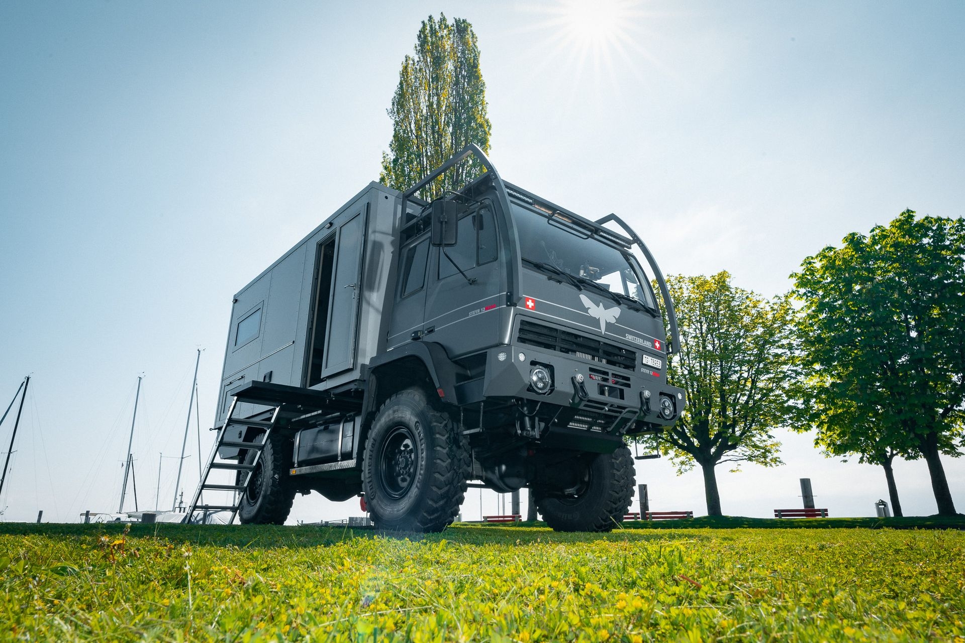 Expeditionsfahrzeug Big Ben. Individuel ausgebautes Fernreisemobil mit Holzkistenaufbau.