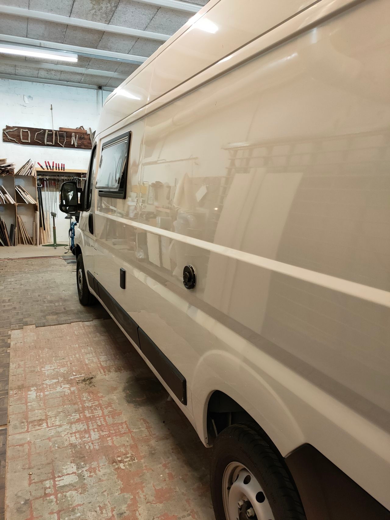 Untersützung von Selbstausbauer bei Arbeiten an der Fahrzeugcarosserie