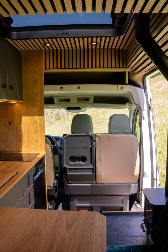 Drehbare Doppelsitzkonsole in Fahrtrichtung