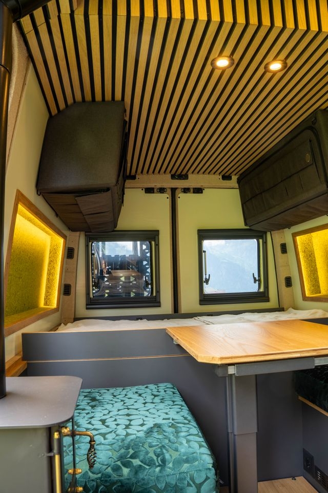 Blick in den hinteren Teil des MAN 4x4. Die Decke besteht aus Akustikpanelen aus eiche. Zu sehen sind auch die Longsleeper mit LEDs und mit einem Material aus Moos ausgekleidet.