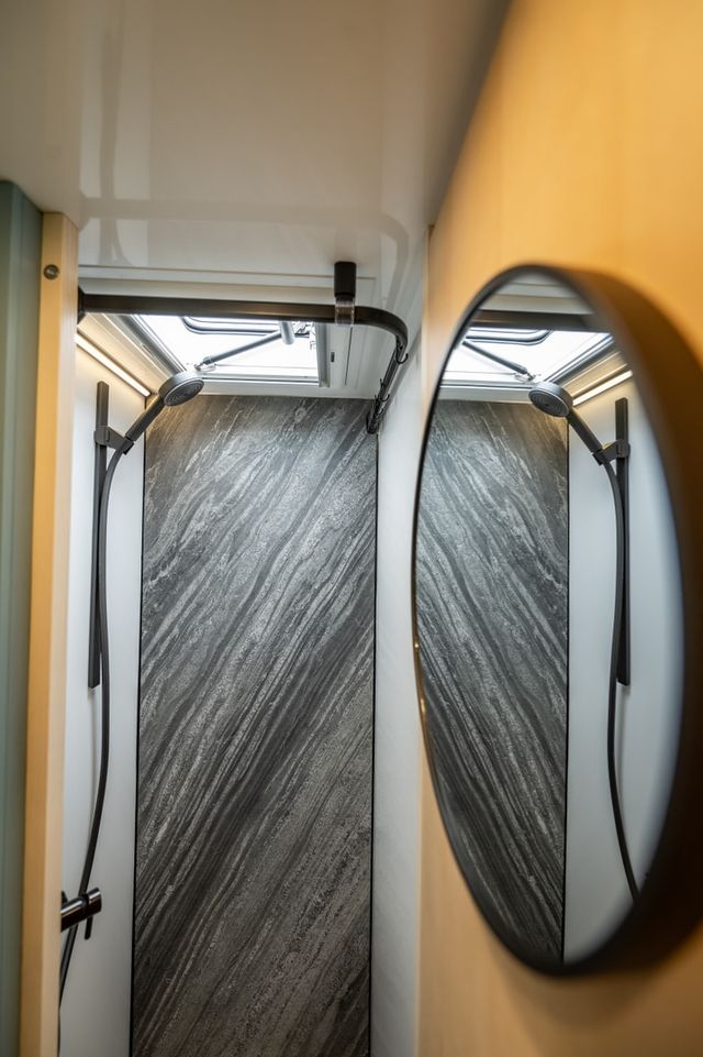 Komfortable Dusche im Expeditionsfahrzeug mit Schieferwand.